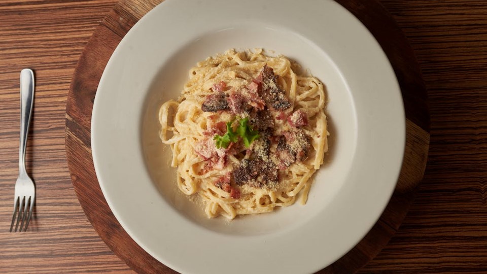 Plat de pate carbonara au bacon