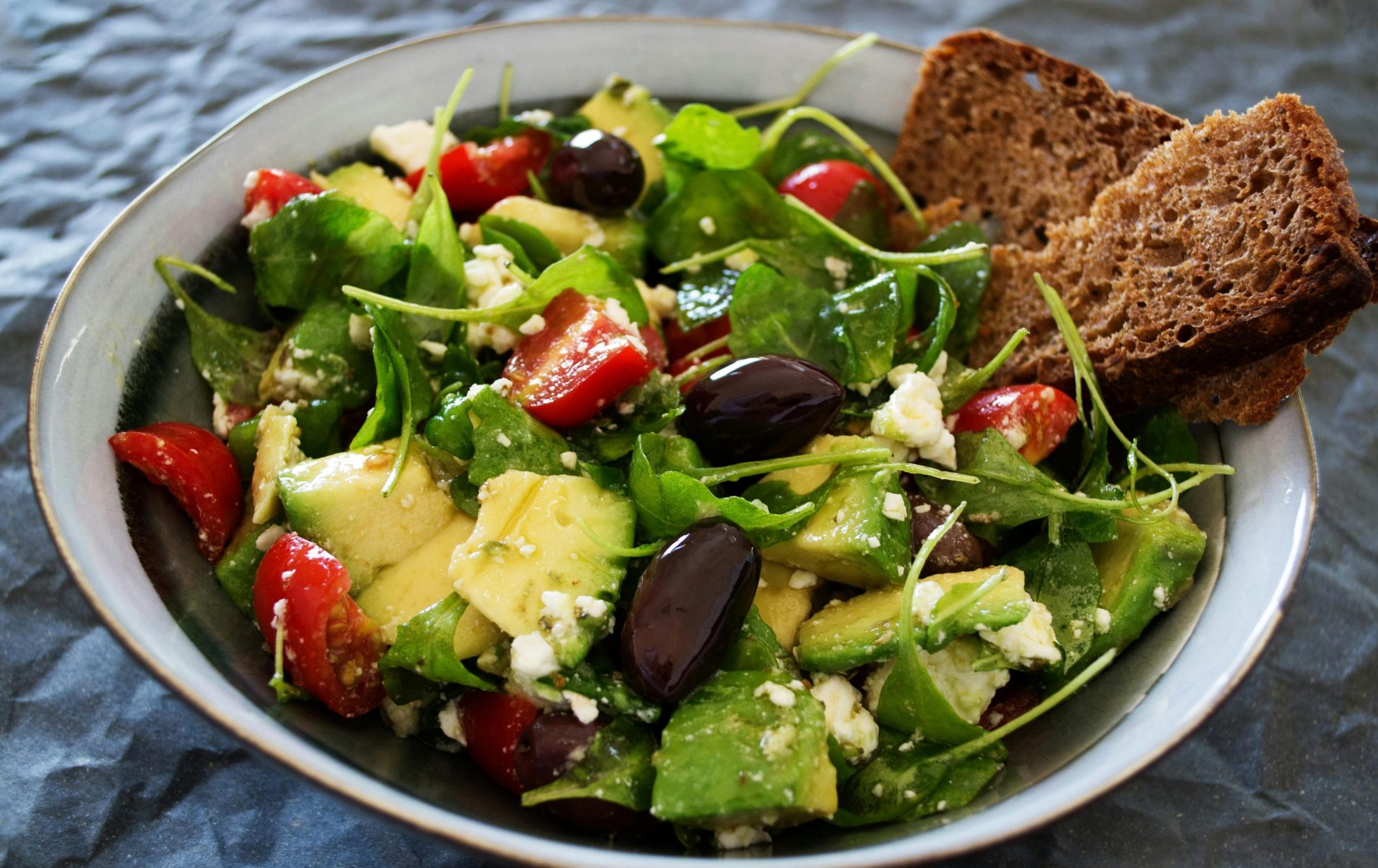 Salade d'épinard avec raisins, tomates, avocats et croutons